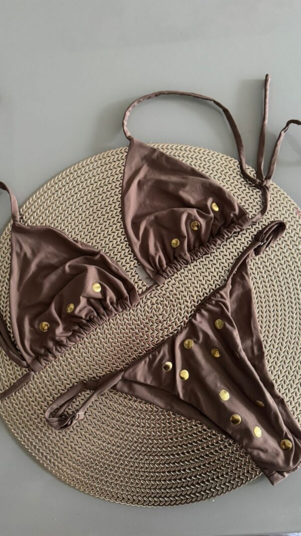 La talla se confirma por WhatsApp.
Puedes comprar directamente en la web o escribirnos y finalizamos tu pedido contigo.
Detrás de cada compra hay una persona real que te contactará antes del envío para confirmarlo todo 🤍