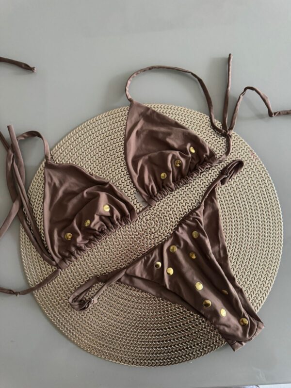 La talla se confirma por WhatsApp.
Puedes comprar directamente en la web o escribirnos y finalizamos tu pedido contigo.
Detrás de cada compra hay una persona real que te contactará antes del envío para confirmarlo todo 🤍