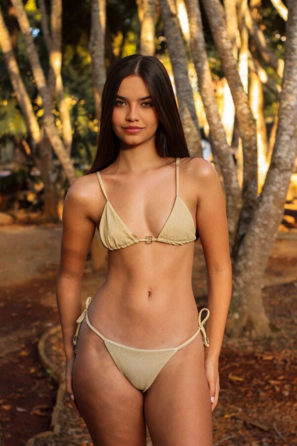 La talla se confirma por WhatsApp.
Puedes comprar directamente en la web o escribirnos y finalizamos tu pedido contigo.
Detrás de cada compra hay una persona real que te contactará antes del envío para confirmarlo todo 🤍