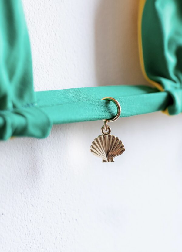 La talla se confirma por WhatsApp.
Puedes comprar directamente en la web o escribirnos y finalizamos tu pedido contigo.
Detrás de cada compra hay una persona real que te contactará antes del envío para confirmarlo todo 🤍