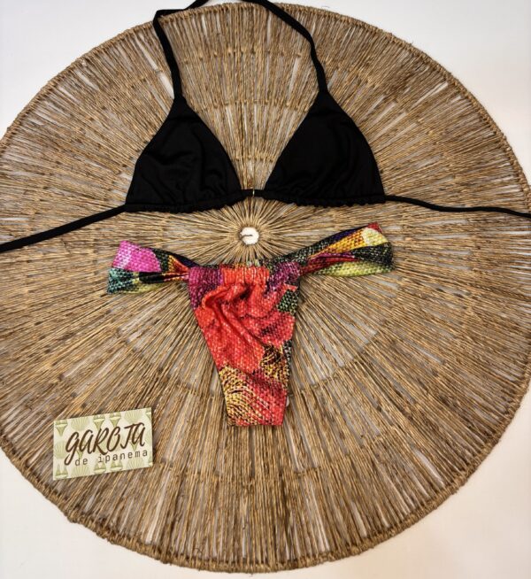 La talla se confirma por WhatsApp.
Puedes comprar directamente en la web o escribirnos y finalizamos tu pedido contigo.
Detrás de cada compra hay una persona real que te contactará antes del envío para confirmarlo todo 🤍