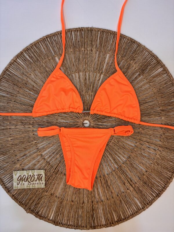 La talla se confirma por WhatsApp.
Puedes comprar directamente en la web o escribirnos y finalizamos tu pedido contigo.
Detrás de cada compra hay una persona real que te contactará antes del envío para confirmarlo todo 🤍