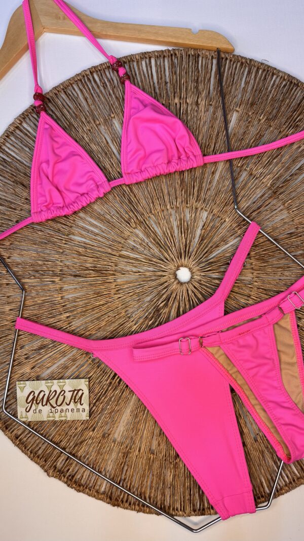 La talla se confirma por WhatsApp.
Puedes comprar directamente en la web o escribirnos y finalizamos tu pedido contigo.
Detrás de cada compra hay una persona real que te contactará antes del envío para confirmarlo todo 🤍