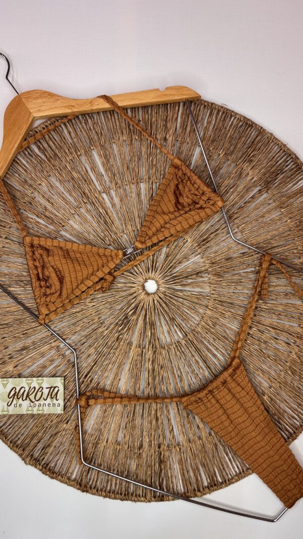 La talla se confirma por WhatsApp.
Puedes comprar directamente en la web o escribirnos y finalizamos tu pedido contigo.
Detrás de cada compra hay una persona real que te contactará antes del envío para confirmarlo todo 🤍