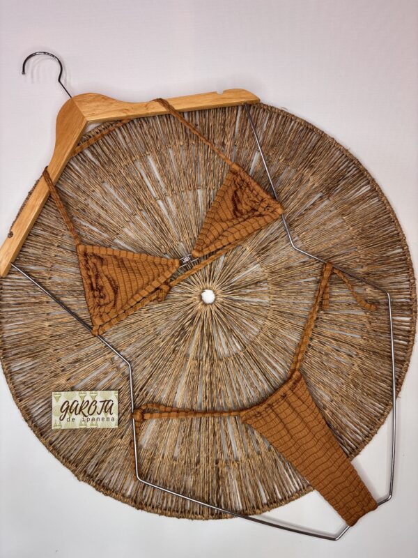 La talla se confirma por WhatsApp.
Puedes comprar directamente en la web o escribirnos y finalizamos tu pedido contigo.
Detrás de cada compra hay una persona real que te contactará antes del envío para confirmarlo todo 🤍