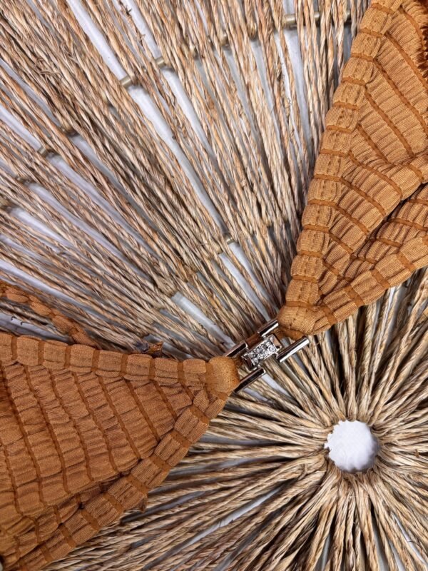 La talla se confirma por WhatsApp.
Puedes comprar directamente en la web o escribirnos y finalizamos tu pedido contigo.
Detrás de cada compra hay una persona real que te contactará antes del envío para confirmarlo todo 🤍