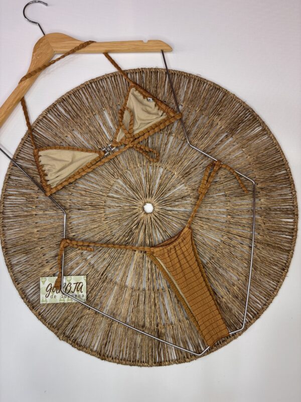 La talla se confirma por WhatsApp.
Puedes comprar directamente en la web o escribirnos y finalizamos tu pedido contigo.
Detrás de cada compra hay una persona real que te contactará antes del envío para confirmarlo todo 🤍