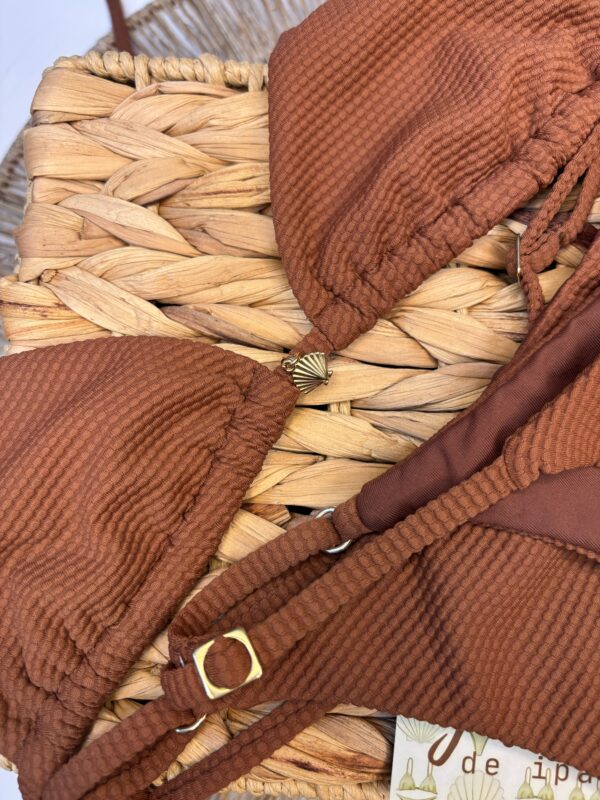 La talla se confirma por WhatsApp.
Puedes comprar directamente en la web o escribirnos y finalizamos tu pedido contigo.
Detrás de cada compra hay una persona real que te contactará antes del envío para confirmarlo todo 🤍