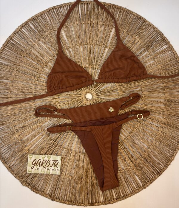 La talla se confirma por WhatsApp.
Puedes comprar directamente en la web o escribirnos y finalizamos tu pedido contigo.
Detrás de cada compra hay una persona real que te contactará antes del envío para confirmarlo todo 🤍