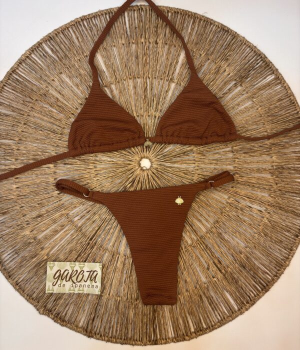 La talla se confirma por WhatsApp.
Puedes comprar directamente en la web o escribirnos y finalizamos tu pedido contigo.
Detrás de cada compra hay una persona real que te contactará antes del envío para confirmarlo todo 🤍