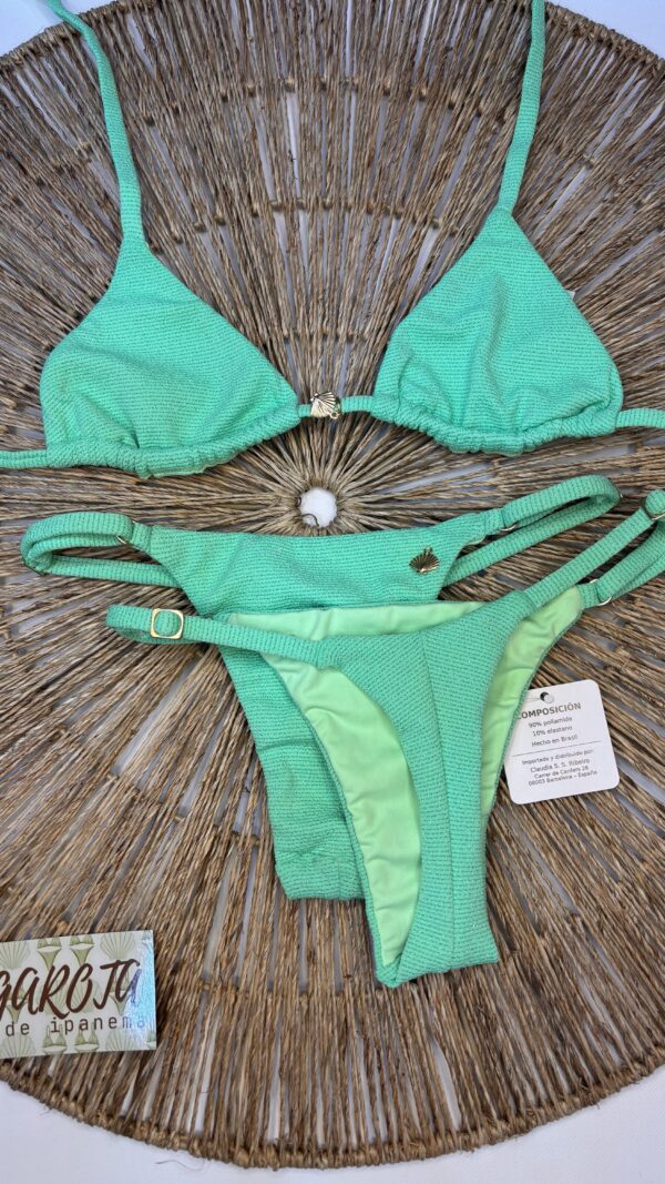 La talla se confirma por WhatsApp.
Puedes comprar directamente en la web o escribirnos y finalizamos tu pedido contigo.
Detrás de cada compra hay una persona real que te contactará antes del envío para confirmarlo todo 🤍