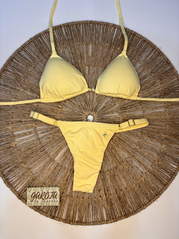 La talla se confirma por WhatsApp.
Puedes comprar directamente en la web o escribirnos y finalizamos tu pedido contigo.
Detrás de cada compra hay una persona real que te contactará antes del envío para confirmarlo todo 🤍