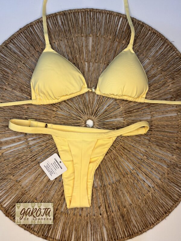 La talla se confirma por WhatsApp.
Puedes comprar directamente en la web o escribirnos y finalizamos tu pedido contigo.
Detrás de cada compra hay una persona real que te contactará antes del envío para confirmarlo todo 🤍