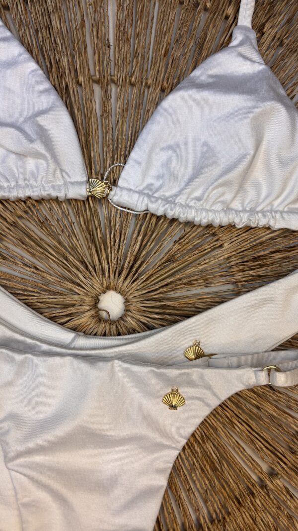 La talla se confirma por WhatsApp.
Puedes comprar directamente en la web o escribirnos y finalizamos tu pedido contigo.
Detrás de cada compra hay una persona real que te contactará antes del envío para confirmarlo todo 🤍