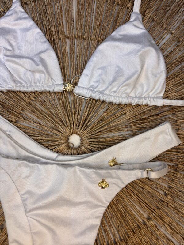 La talla se confirma por WhatsApp.
Puedes comprar directamente en la web o escribirnos y finalizamos tu pedido contigo.
Detrás de cada compra hay una persona real que te contactará antes del envío para confirmarlo todo 🤍