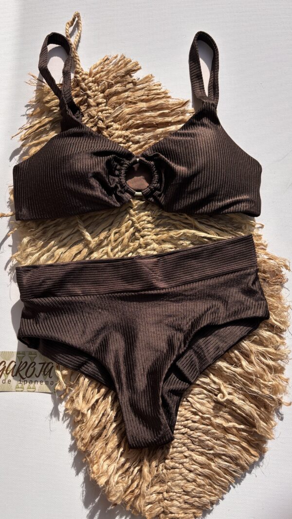 La talla se confirma por WhatsApp.
Puedes comprar directamente en la web o escribirnos y finalizamos tu pedido contigo.
Detrás de cada compra hay una persona real que te contactará antes del envío para confirmarlo todo 🤍