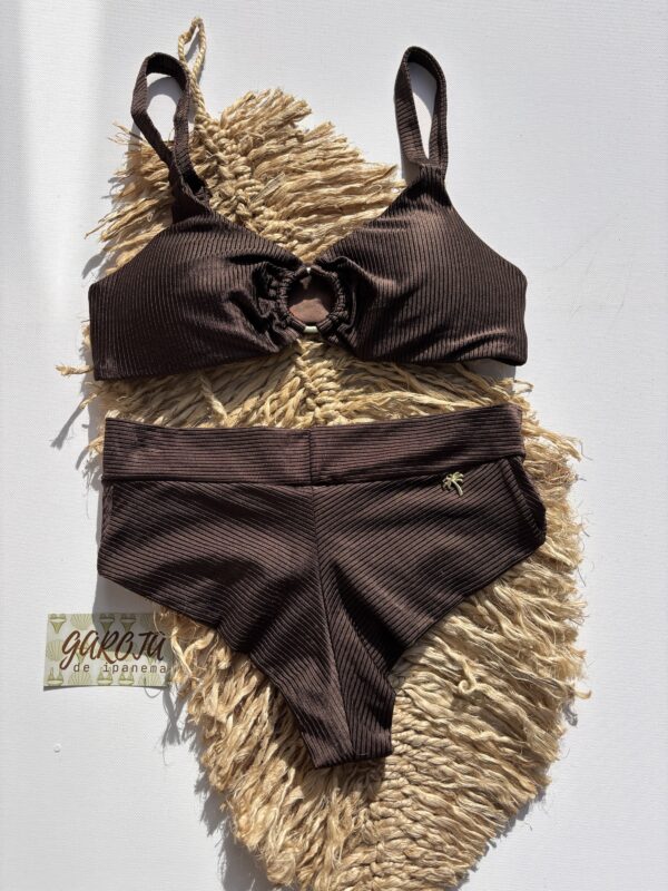 La talla se confirma por WhatsApp.
Puedes comprar directamente en la web o escribirnos y finalizamos tu pedido contigo.
Detrás de cada compra hay una persona real que te contactará antes del envío para confirmarlo todo 🤍