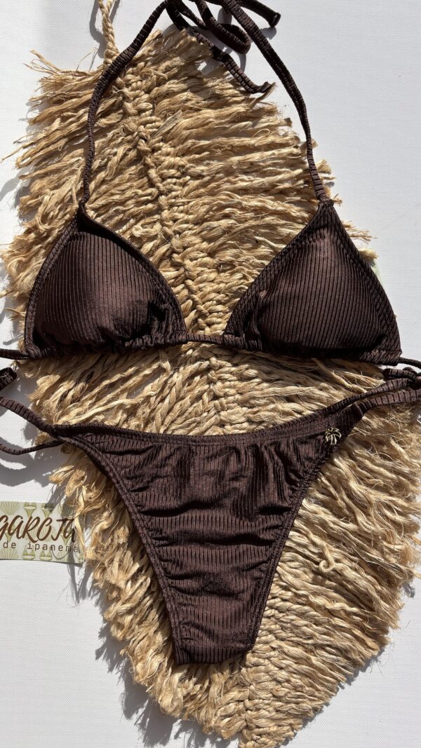 La talla se confirma por WhatsApp.
Puedes comprar directamente en la web o escribirnos y finalizamos tu pedido contigo.
Detrás de cada compra hay una persona real que te contactará antes del envío para confirmarlo todo 🤍