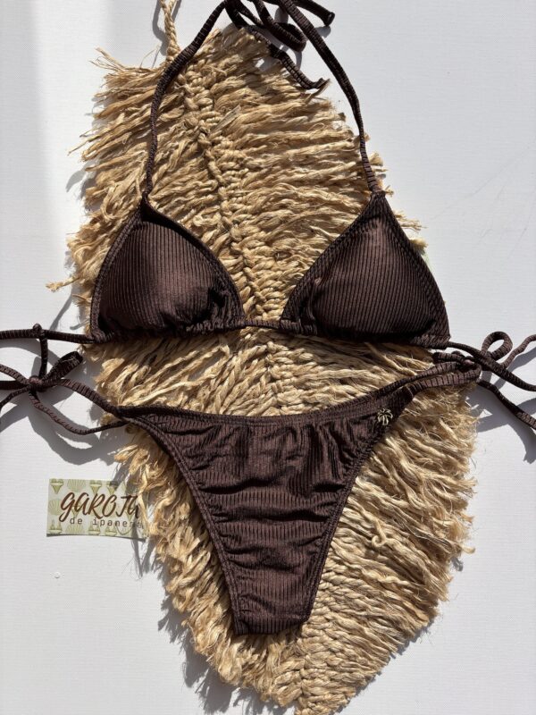 La talla se confirma por WhatsApp.
Puedes comprar directamente en la web o escribirnos y finalizamos tu pedido contigo.
Detrás de cada compra hay una persona real que te contactará antes del envío para confirmarlo todo 🤍