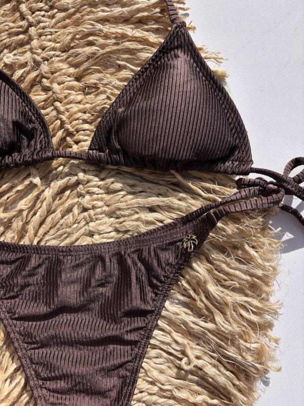 La talla se confirma por WhatsApp.
Puedes comprar directamente en la web o escribirnos y finalizamos tu pedido contigo.
Detrás de cada compra hay una persona real que te contactará antes del envío para confirmarlo todo 🤍