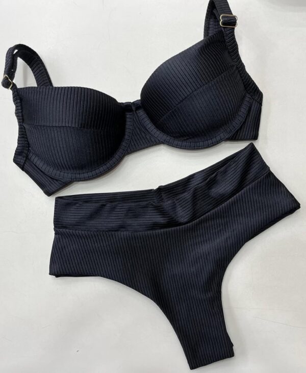 La talla se confirma por WhatsApp.
Puedes comprar directamente en la web o escribirnos y finalizamos tu pedido contigo.
Detrás de cada compra hay una persona real que te contactará antes del envío para confirmarlo todo 🤍