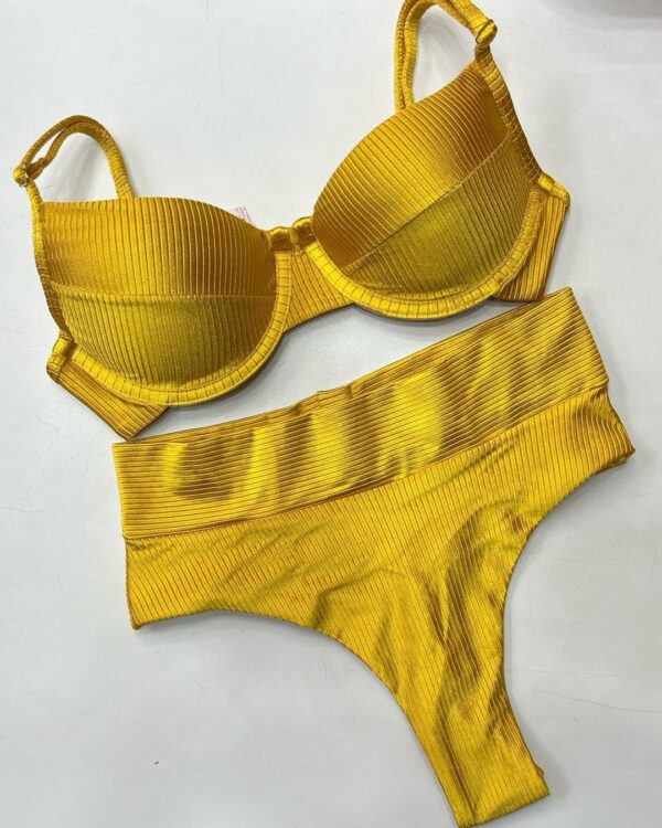 La talla se confirma por WhatsApp.
Puedes comprar directamente en la web o escribirnos y finalizamos tu pedido contigo.
Detrás de cada compra hay una persona real que te contactará antes del envío para confirmarlo todo 🤍