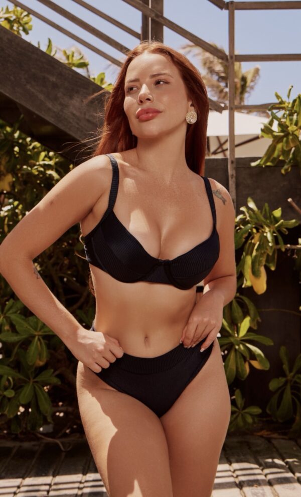 La talla se confirma por WhatsApp.
Puedes comprar directamente en la web o escribirnos y finalizamos tu pedido contigo.
Detrás de cada compra hay una persona real que te contactará antes del envío para confirmarlo todo 🤍