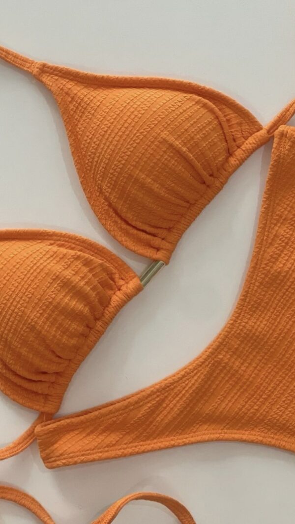 La talla se confirma por WhatsApp.
Puedes comprar directamente en la web o escribirnos y finalizamos tu pedido contigo.
Detrás de cada compra hay una persona real que te contactará antes del envío para confirmarlo todo 🤍