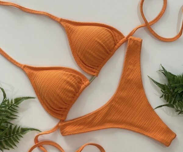 La talla se confirma por WhatsApp.
Puedes comprar directamente en la web o escribirnos y finalizamos tu pedido contigo.
Detrás de cada compra hay una persona real que te contactará antes del envío para confirmarlo todo 🤍