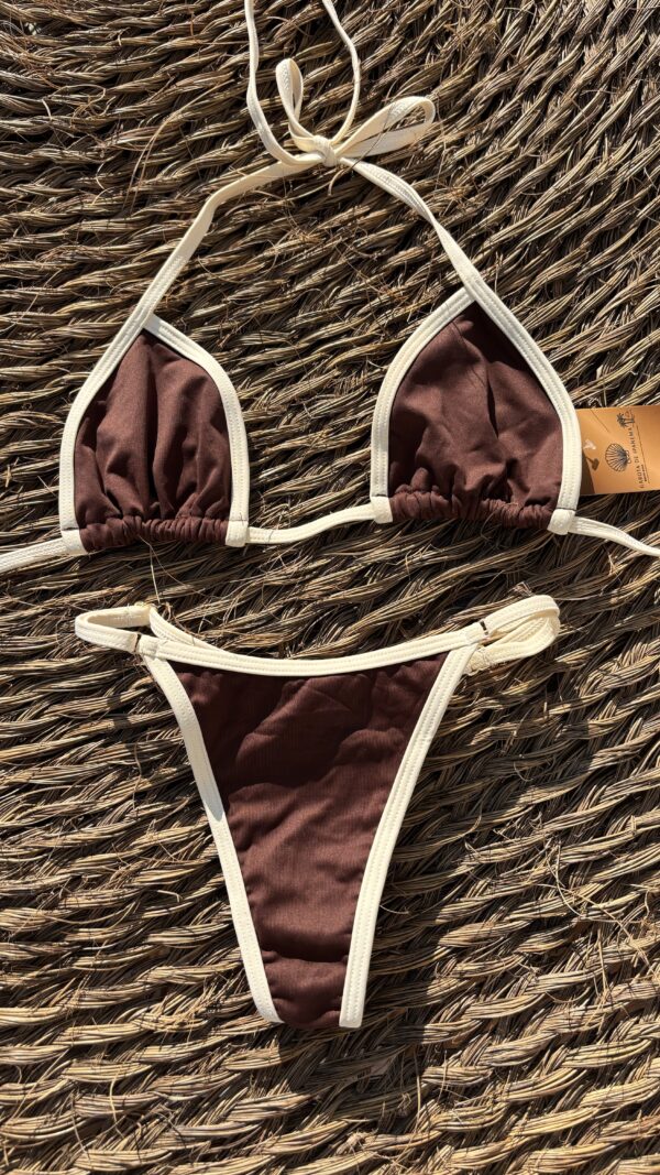 La talla se confirma por WhatsApp.
Puedes comprar directamente en la web o escribirnos y finalizamos tu pedido contigo.
Detrás de cada compra hay una persona real que te contactará antes del envío para confirmarlo todo 🤍