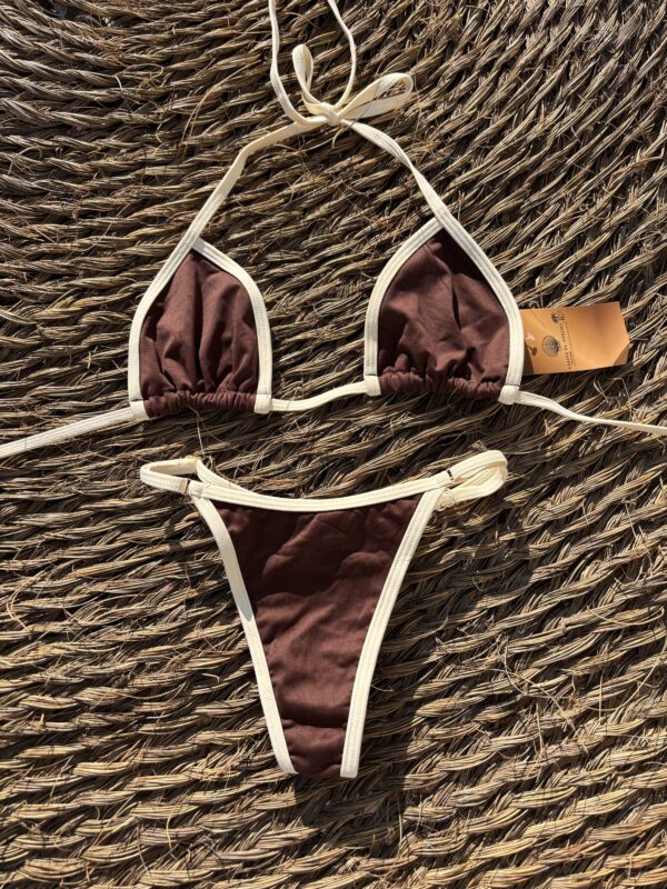 La talla se confirma por WhatsApp.
Puedes comprar directamente en la web o escribirnos y finalizamos tu pedido contigo.
Detrás de cada compra hay una persona real que te contactará antes del envío para confirmarlo todo 🤍