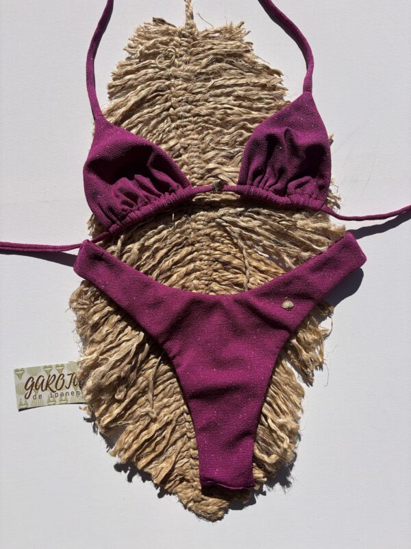 La talla se confirma por WhatsApp.
Puedes comprar directamente en la web o escribirnos y finalizamos tu pedido contigo.
Detrás de cada compra hay una persona real que te contactará antes del envío para confirmarlo todo 🤍