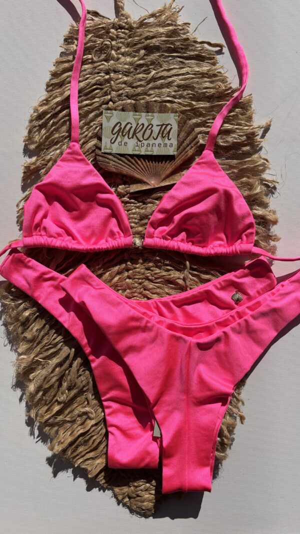 La talla se confirma por WhatsApp.
Puedes comprar directamente en la web o escribirnos y finalizamos tu pedido contigo.
Detrás de cada compra hay una persona real que te contactará antes del envío para confirmarlo todo 🤍