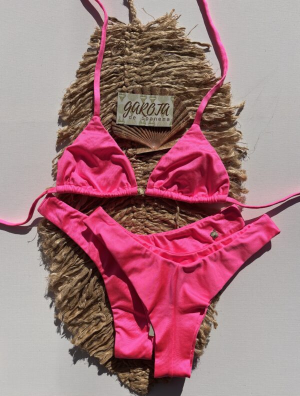 La talla se confirma por WhatsApp.
Puedes comprar directamente en la web o escribirnos y finalizamos tu pedido contigo.
Detrás de cada compra hay una persona real que te contactará antes del envío para confirmarlo todo 🤍